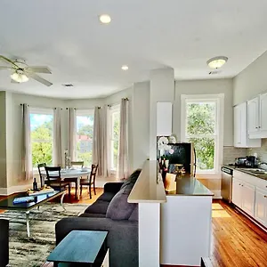 Apartment 2 Bedroom Renovated Townhouse In Downtown, Savannah