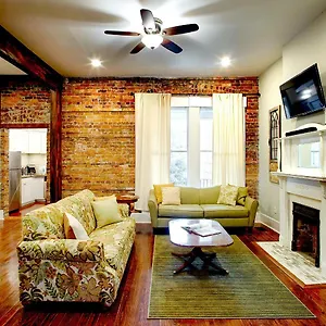 Apartment Newly Renovated Historic Townhome!, Savannah